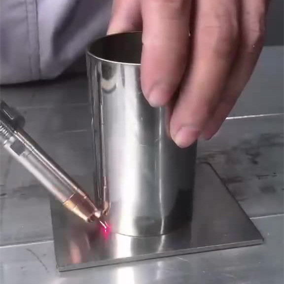 手持式激光焊接圆管拼接钣金演示