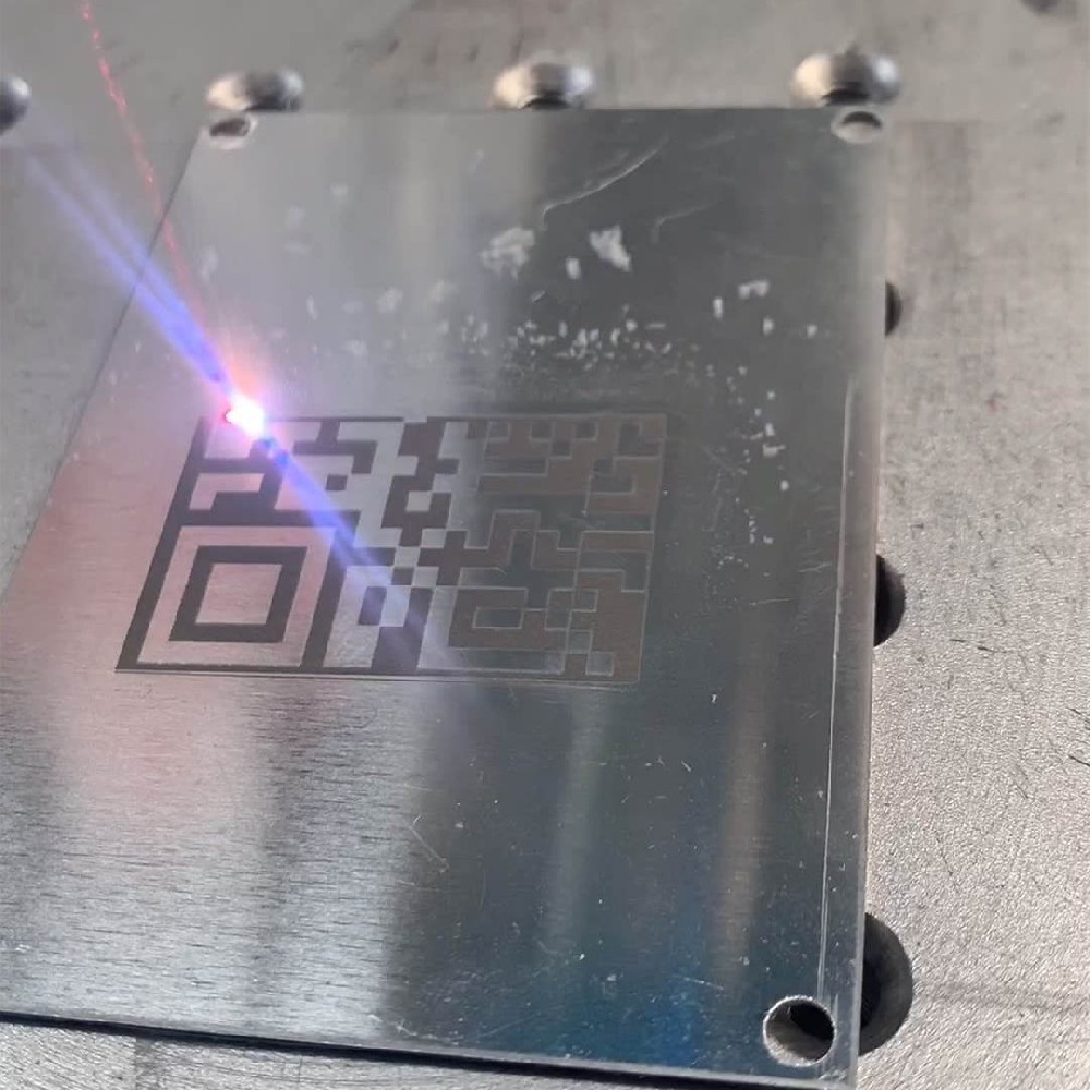 高速光纤激光打标机不锈钢板二维码打印演示